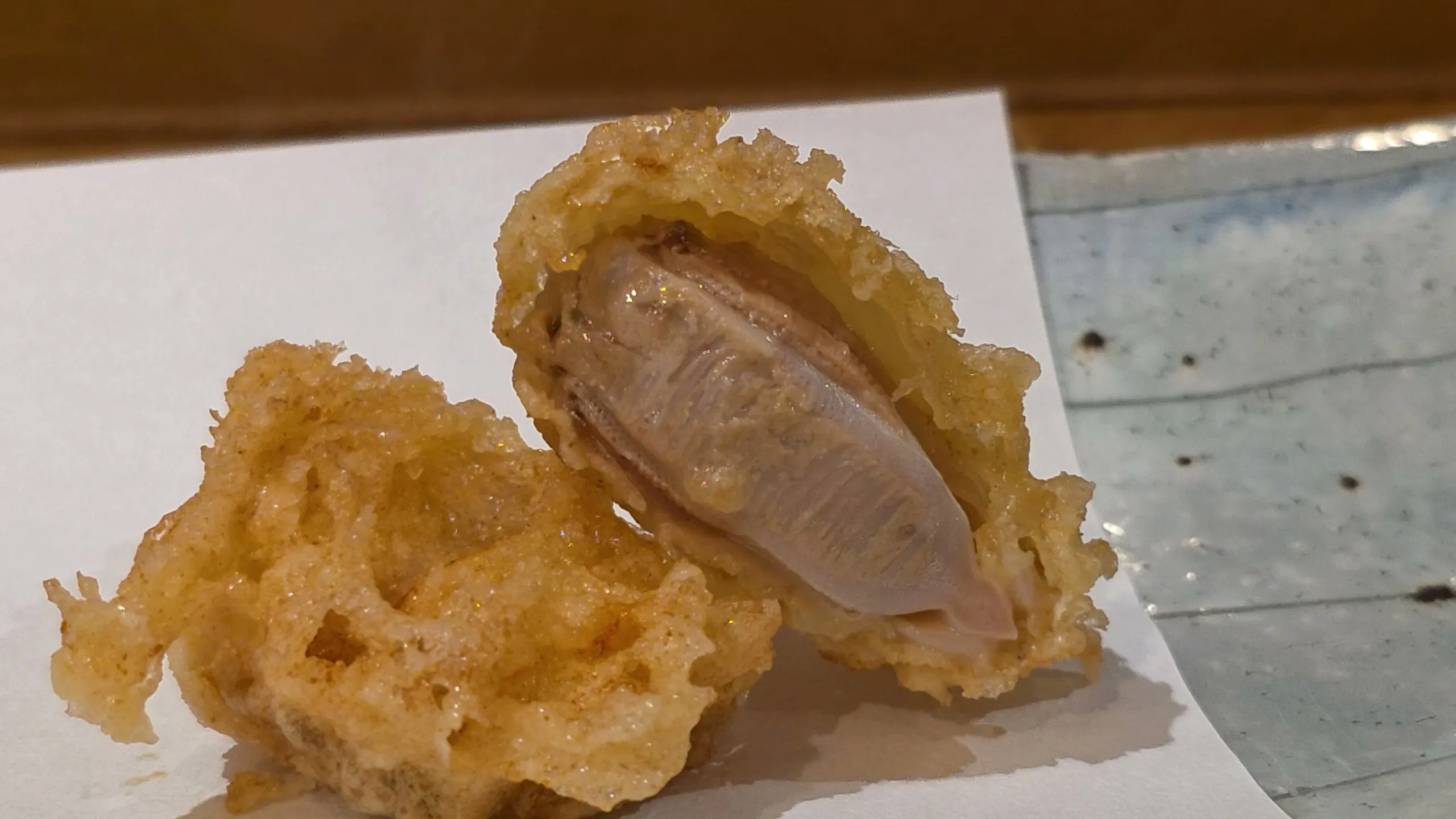 반으로 갈라 속살이 보이는 대합 텐푸라