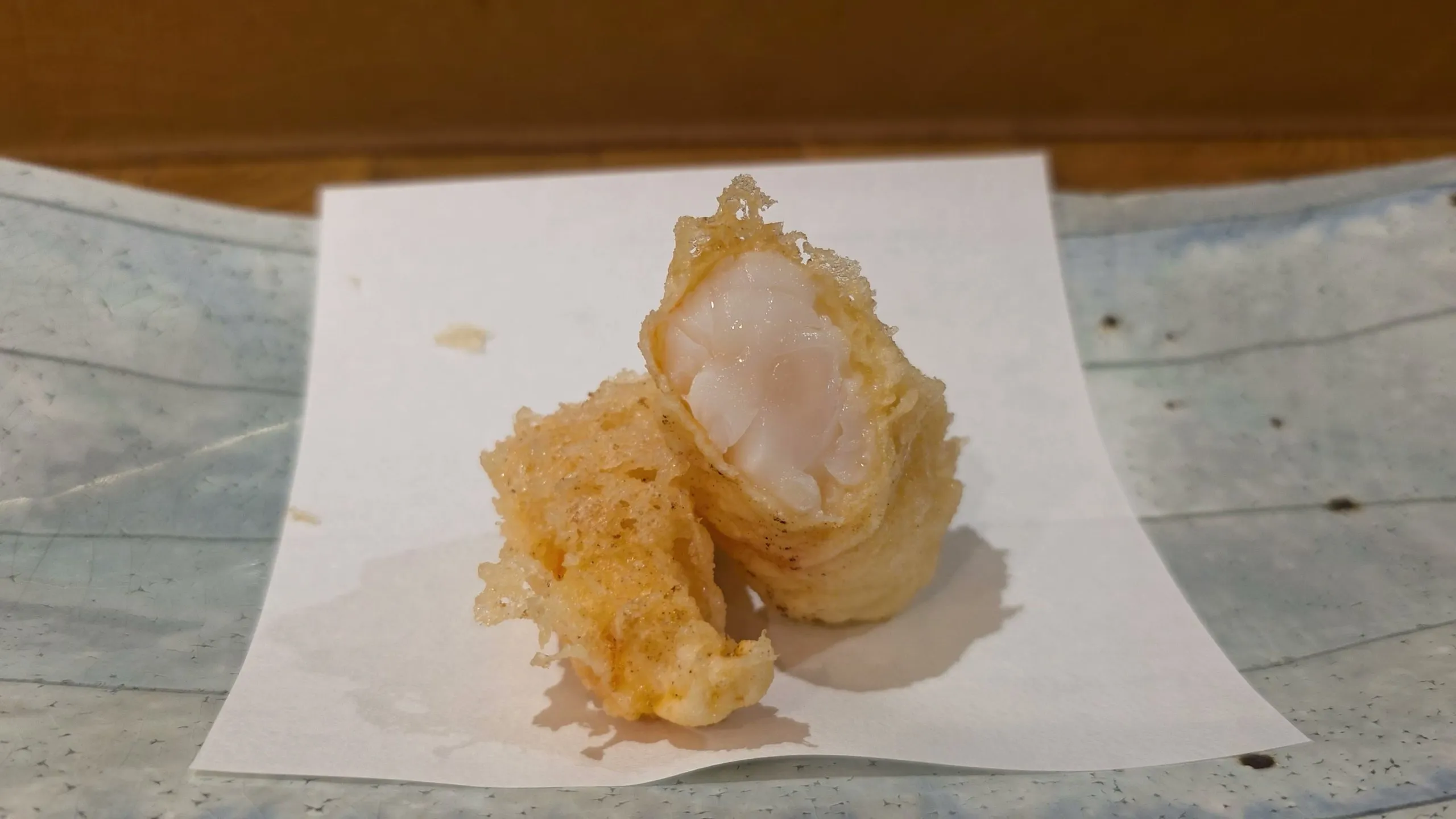 반으로 잘라 속이 보이는 보탄에비 텐푸라